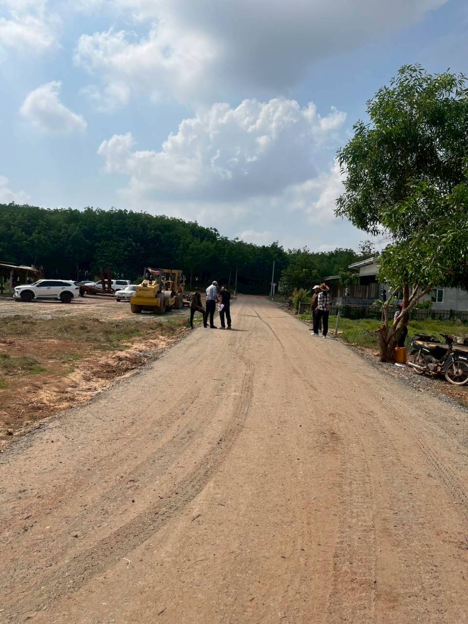 title - วันที่ 17 มีนาคม 2569 นายวิทูล ประดิษฐบุญ ปฏิรูปที่ดินจังหวัดปราจีนบุรี  มอบหมายให้ นายเชวงศักดิ์ อะปะมาตร ผู้อำนวยการกลุ่มงานช่างและแผนที่  นางรักษ์หทัยรัตน์ เมทนีกรชัย หัวหน้าฝ่ายบริหาร และเจ้าหน้าที่ ส.ป.ก.ปราจีนบุรี ลงพื้นที่ตรวจรับงานก่อสร้างถนนสายซอยในแปลงเกษตรกรรม ในเขตปฏิรูปที่ดิน ให้แก่เกษตรกรผู้ไร้ที่ดินทำกิน